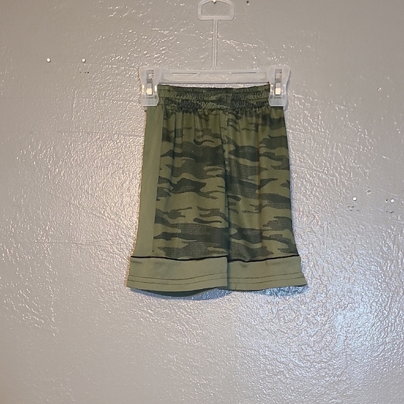Layer 8 Camo Print Boys Athletic Shorts Size 6 EUC - Picture 2 of 9